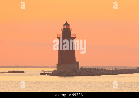 Delaware Wellenbrecher Ostende Leuchtturm bei Sonnenuntergang, Cape Henlopen State Park, Lewes, Delaware, USA Stockfoto