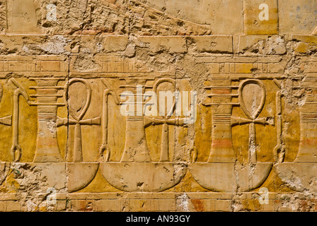 Ägypten-Ankh-Symbole im Relief am Tempel der Hatschepsut, Deir el Bahri Stockfoto