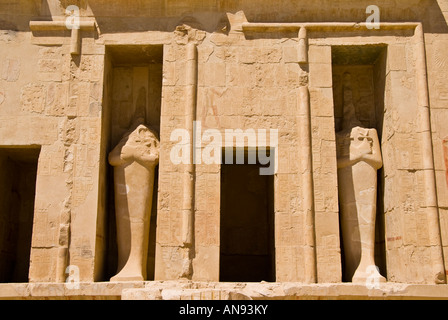 Ägypten-Statuen zerstört Hatshepsut in Osiris Form von Nachfolger Thutmosis III, Speicher zu löschen Stockfoto