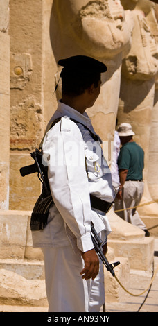 Ägypten, bewaffnete Polizei Wache am Tempel der Hatschepsut schaut zu, wie Touristen die Seite zu betreten Stockfoto