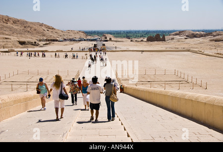 Touristen, die Tempel der Hatschepsut Luxor Ägypten Theben in der Nähe von Tal der Könige zu verlassen Stockfoto