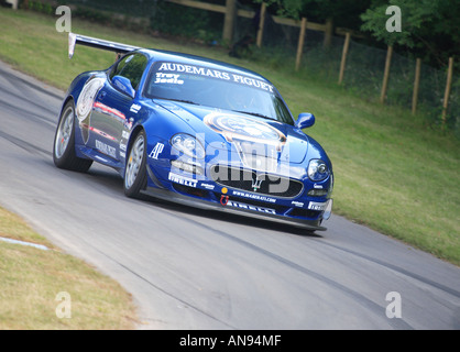 Goodwood FOS 2006 Rennsport Auto klassische Legende historischen Auto Rennen Festival Geschwindigkeit Maserati Trofeo Jodie Kidd Troy Bayliss blau Stockfoto