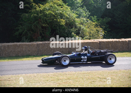 Goodwood FOS 2006 Rennsport Auto klassische Legende historischen Auto Rennen Festival Geschwindigkeit Cooper Maserati T86 1967 3-Liter-V12-Treiber Stockfoto