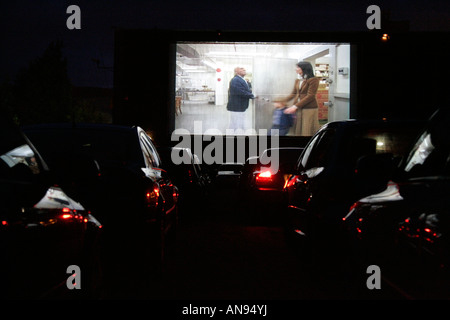 Autos fahren durch das Kino in der Nacht und schauen sich das Shining in großbritannien an Stockfoto