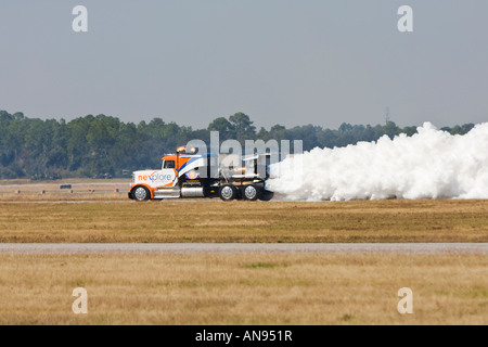 Shockwave Jet Truckracing Startbahn mit Kondensstreifen Stockfoto