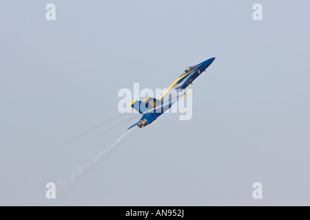 Blue Angels Solo sneak Pass mit Vapor trails Stockfoto