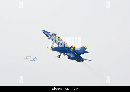 Blue Angels Solo pass mit Diamant-Formation im Hintergrund Stockfoto