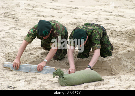 zwei Soldaten der Royal Irish Regiment bereiten Sie Sandsäcke am Strand in Portrush Air Display und D-Day Gedenken Stockfoto
