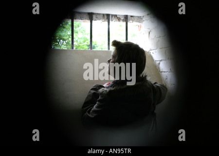Blick durch den Türspion an Frau gefangen im alten Stil Gefängniszelle - trefffen Modell Stockfoto