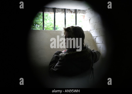 Frau, gefangen im alten Stil Gefängniszelle Stockfoto