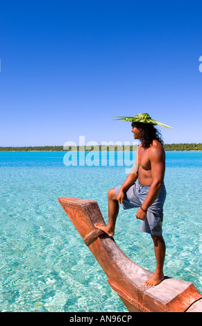 Aitutaki Atoll Cookinseln Männchen am Bug der einheimischen Kanu Stockfoto