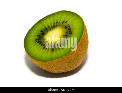 Kiwifrucht, eine halbe Kiwi, in Hälften geschnitten aufgeteilt. Stockfoto