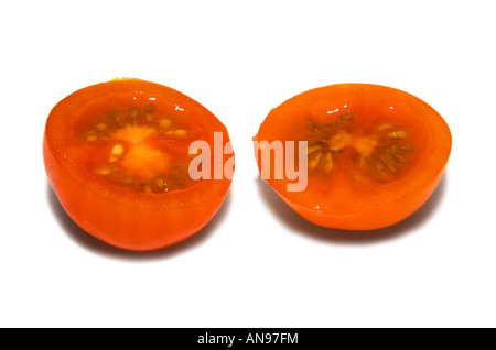 Zwei Hälften in Cherry-Tomate, Baby-Tomate, vor weißem Hintergrund. Stockfoto