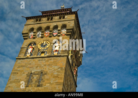 Horizontal in der Nähe des neu restaurierten Marquis of Bute Clock Tower in Cardiff Castle "Castell Caerdydd" vor einem blauen Himmel. Stockfoto