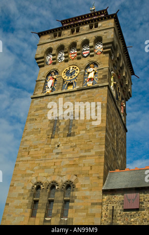 Vertikal in der Nähe des neu restaurierten Marquis of Bute Clock Tower in Cardiff Castle "Castell Caerdydd" vor einem blauen Himmel. Stockfoto