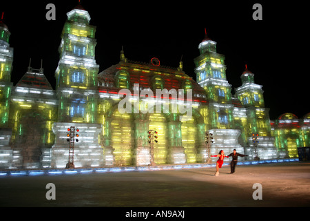 Eisläufer durchführen vor Eis-Skulptur an der 2008 Harbin International Schnee und Eis Festival Harbin Heilongjiang China Stockfoto