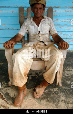 Ein Tabak-Bauer sitzt im Schaukelstuhl, Tal von Vinales, Provinz Pinar del Rio, Kuba, West Indies, Karibik. Stockfoto