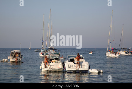 Ein paar "Bootfahren Set" entspannt auf ihre Barkassen in Elba, Toskana, Italien. Stockfoto