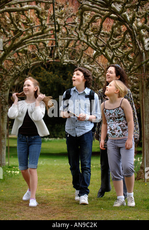 FAMILIEN, DIE ZU FUß IN DAS GELÄNDE ZU BOWOOD HOUSE WILTSHIRE UK Stockfoto