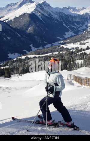 Teenager-Mädchen kurz vor dem start eine Skiabfahrt vom Gipfel in Saalbach-Hinterglemm in Österreich Stockfoto