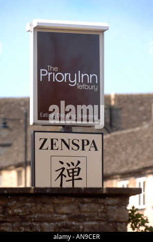 ANZEICHEN FÜR DIE ZENSPA SCHÖNHEIT UND GANZHEITLICHES SALON UND PRIORY INN TETBURY GLOUCESTERSHIRE UK Stockfoto