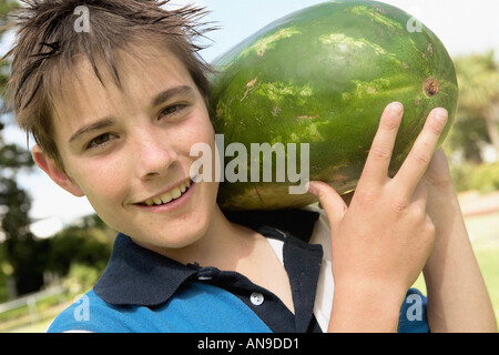 Lächelnde junge mit Wassermelone Stockfoto