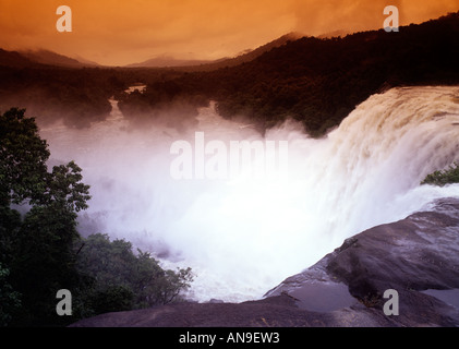 ATHIRAPPILLY WASSERFÄLLE KERALA Stockfoto