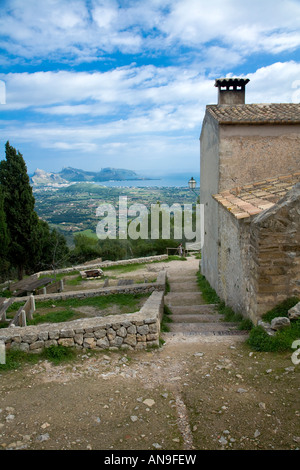 In der Begründung des Puig de Maria in Pollenca Balearen Spanien mit Blick auf Cap de Formentor Stockfoto