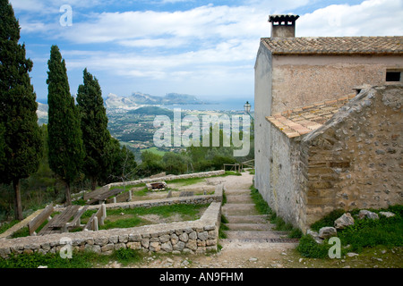 In der Begründung des Puig de Maria in Pollenca Balearen Spanien mit Blick auf Cap de Formentor Stockfoto