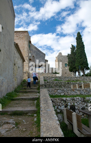 In das Gelände des Puig de Maria in Pollenca Balearen Spanien nachschlagen steile Treppen Stockfoto