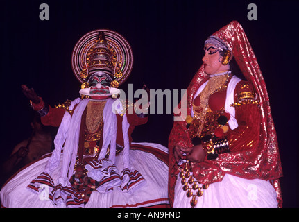 KATHAKALI DIE TRADITIONELLEN DANCEFORM VON KERALA Stockfoto