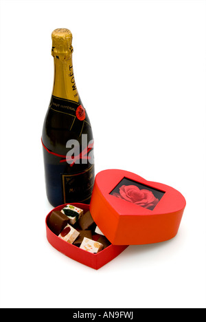 Valentinstag Geschenke herzförmige Schachtel Pralinen und eine Flasche Champagner Stockfoto