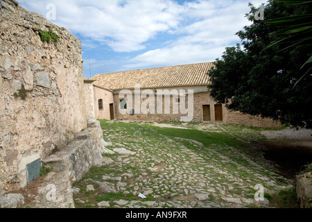 In der Begründung des Puig de Maria in Pollenca Balearen Spanien Blick in den Innenhof neben dem Haupteingang Stockfoto