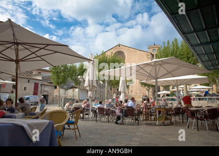 Gäste außerhalb der vielen Cafés und Restaurants auf dem Hauptplatz in der alten Stadt von Pollenca auf Mallorca Balearen Spanien Stockfoto