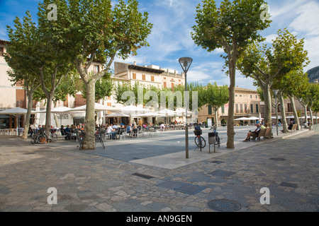 Gäste außerhalb der vielen Cafés und Restaurants auf dem Hauptplatz in der alten Stadt von Pollenca auf Mallorca Balearen Spanien Stockfoto