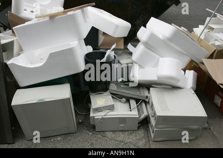 EIN ÜBERSPRINGEN VOLL UND ÜBER MIT AUSRANGIERTEN BÜROMASCHINEN FLIEßT. Stockfoto