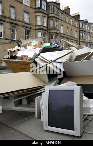 EIN ÜBERSPRINGEN VOLL UND ÜBER MIT AUSRANGIERTEN BÜROMASCHINEN FLIEßT. Stockfoto