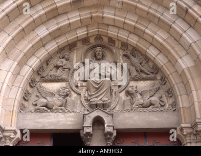 Bayonne, Aquitanien, Frankreich. Kathedrale Ste Marie. Tympanon über der Nordtür - Christus und die vier Evangelisten Stockfoto