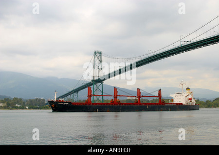 Großes Schiff unter einer Brücke, britische Columbai Vancouver Kanada Stockfoto