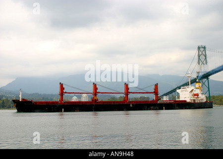 Großes Schiff unter einer Brücke, britische Columbai Vancouver Kanada Stockfoto