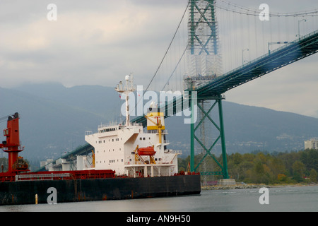 Großes Schiff unter einer Brücke, britische Columbai Vancouver Kanada Stockfoto