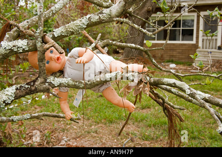 Schäden durch Hurrikan Katrina Waveland Mississippi Puppe im Baum Stockfoto