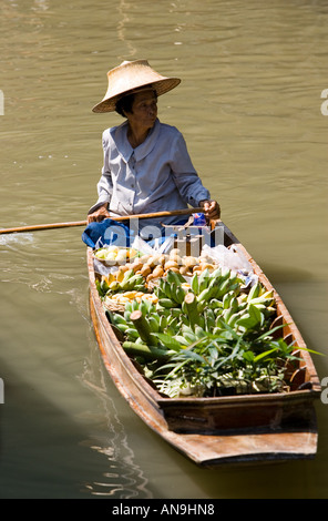 Obst-Verkäufer in der Damnern Saduak floating Market Bangkok Thailand Stockfoto