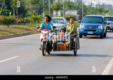Unterwegs mit der Familie auf einem Motorrad und in einem Wohnwagen Seite Bangkok Thailand Stockfoto