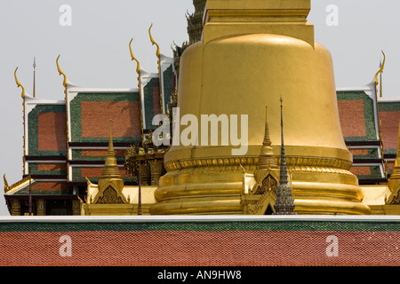 Dächer der Prasat Phra Thep Bidon und Phra Sri Ratana Chedi Bangkok Thailand Stockfoto