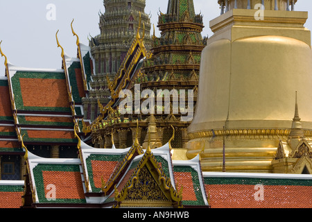 Dächer der Prasat Phra Thep Bidon und Phra Sri Ratana Chedi Bangkok Thailand Stockfoto