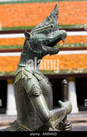 Mythische Greif Wachen großer Palast und Tempel Komplex Bangkok Thailand Stockfoto