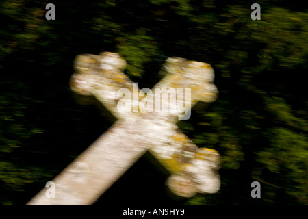 Grabstein im Kirchhof bei All Saints Church in Kirche Lench Worcestershire UK Stockfoto