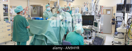 OP-Team durchführen-Bypass-Chirurgie Stockfoto