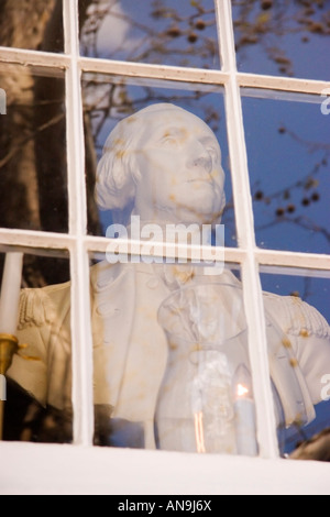George Washington-Büste in Fenster, Altstadt, Alexandria, Virginia, USA Stockfoto